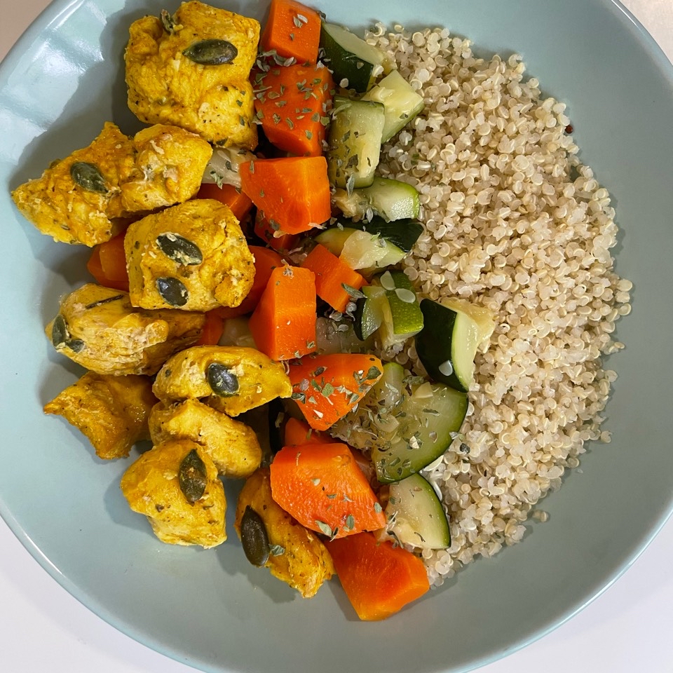Bowl de quinoa con pollo a la cúrcuma y verduras