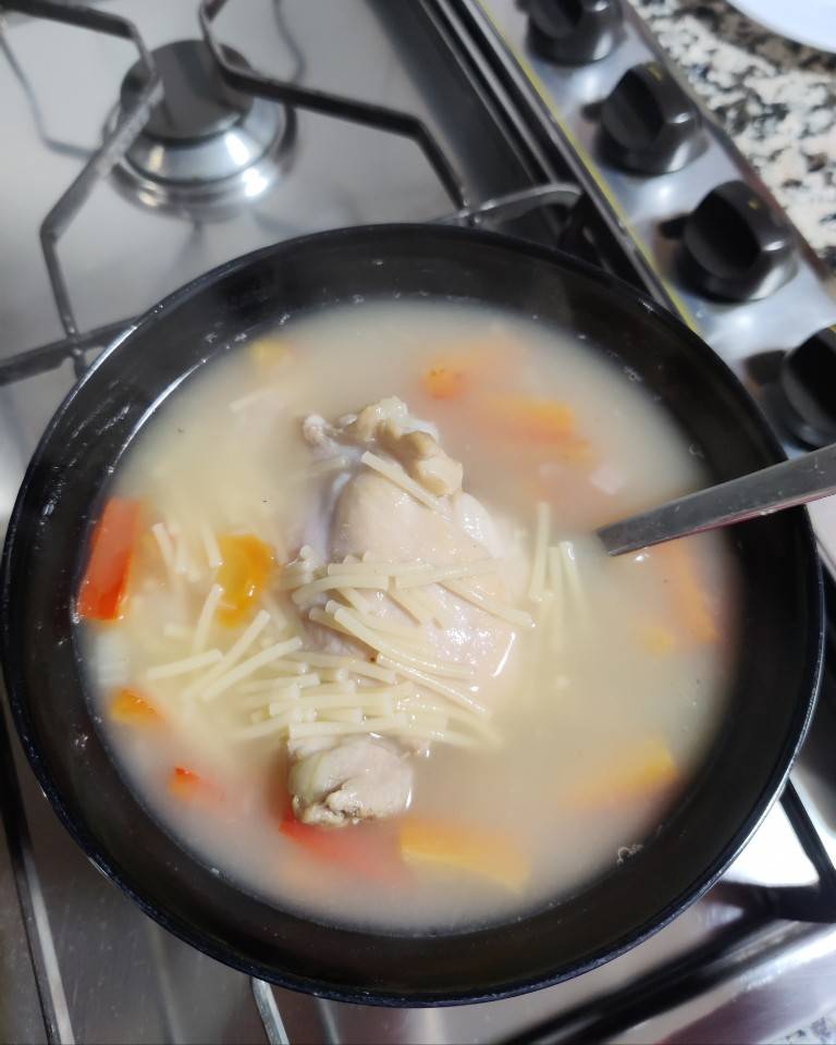 Sopa de pollo con verduras Sopa de pollo con verduras