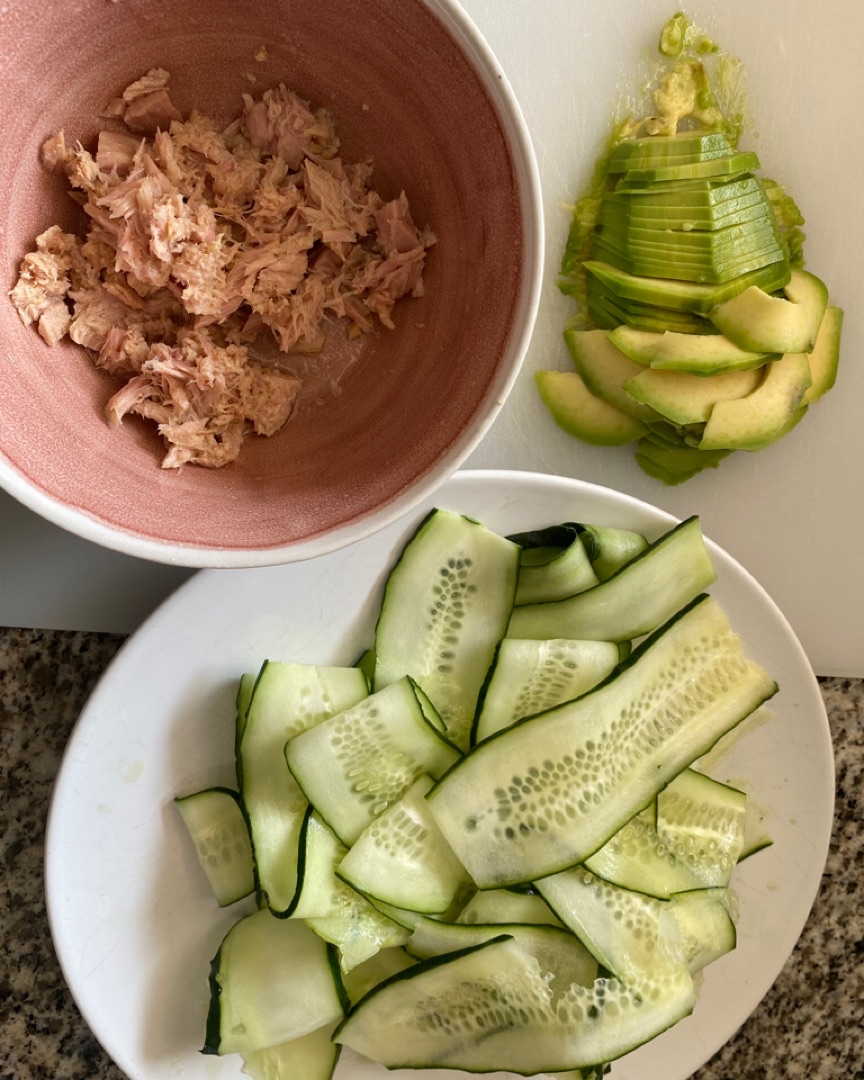 Rollitos de pepino, atún y aguacate 🥒 🥑 Paso 0 Rollitos de pepino, atún y aguacate 🥒 🥑 Paso 0