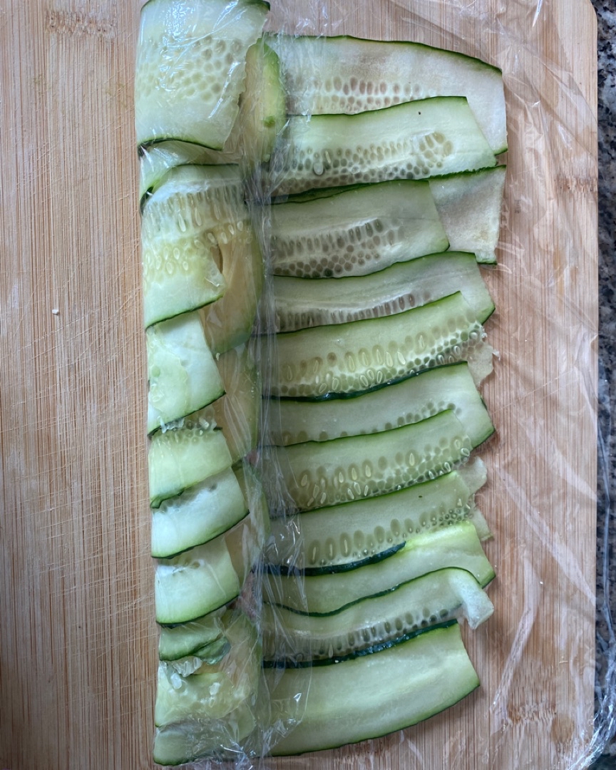 Rollitos de pepino, atún y aguacate 🥒 🥑 Paso 2 Rollitos de pepino, atún y aguacate 🥒 🥑 Paso 2