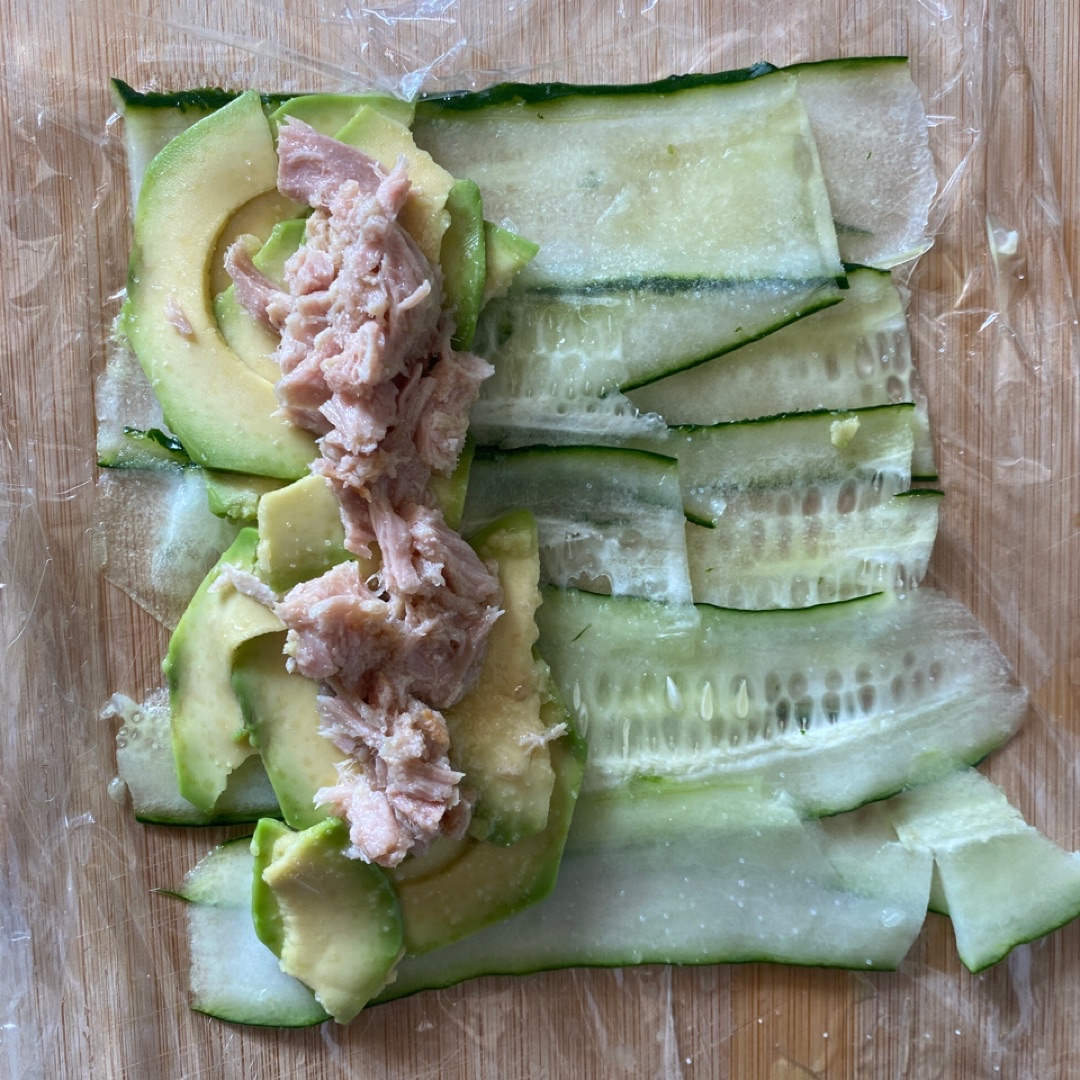 Rollitos de pepino, atún y aguacate 🥒 🥑 Paso 3 Rollitos de pepino, atún y aguacate 🥒 🥑 Paso 3