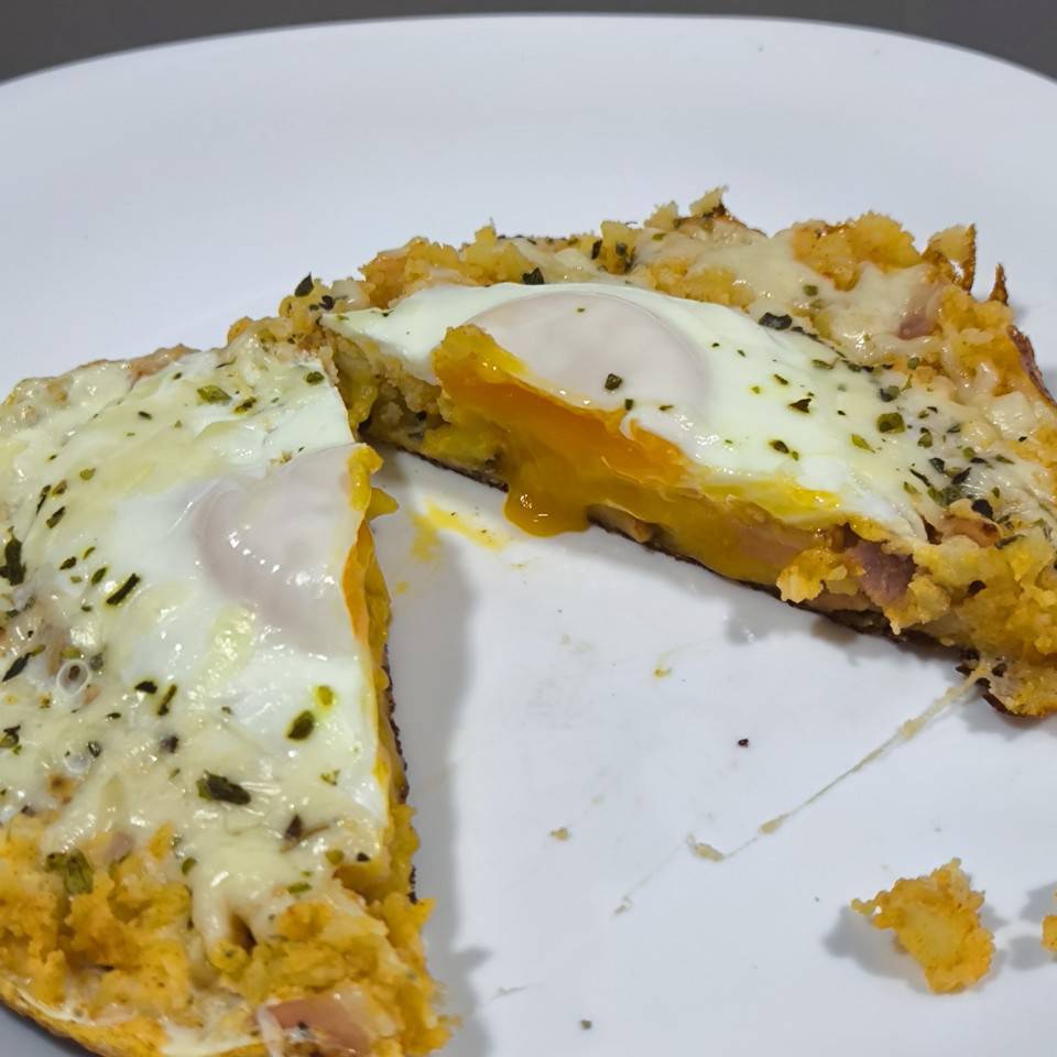 Falsa pizza de queso, patata y huevo Falsa pizza de queso, patata y huevo
