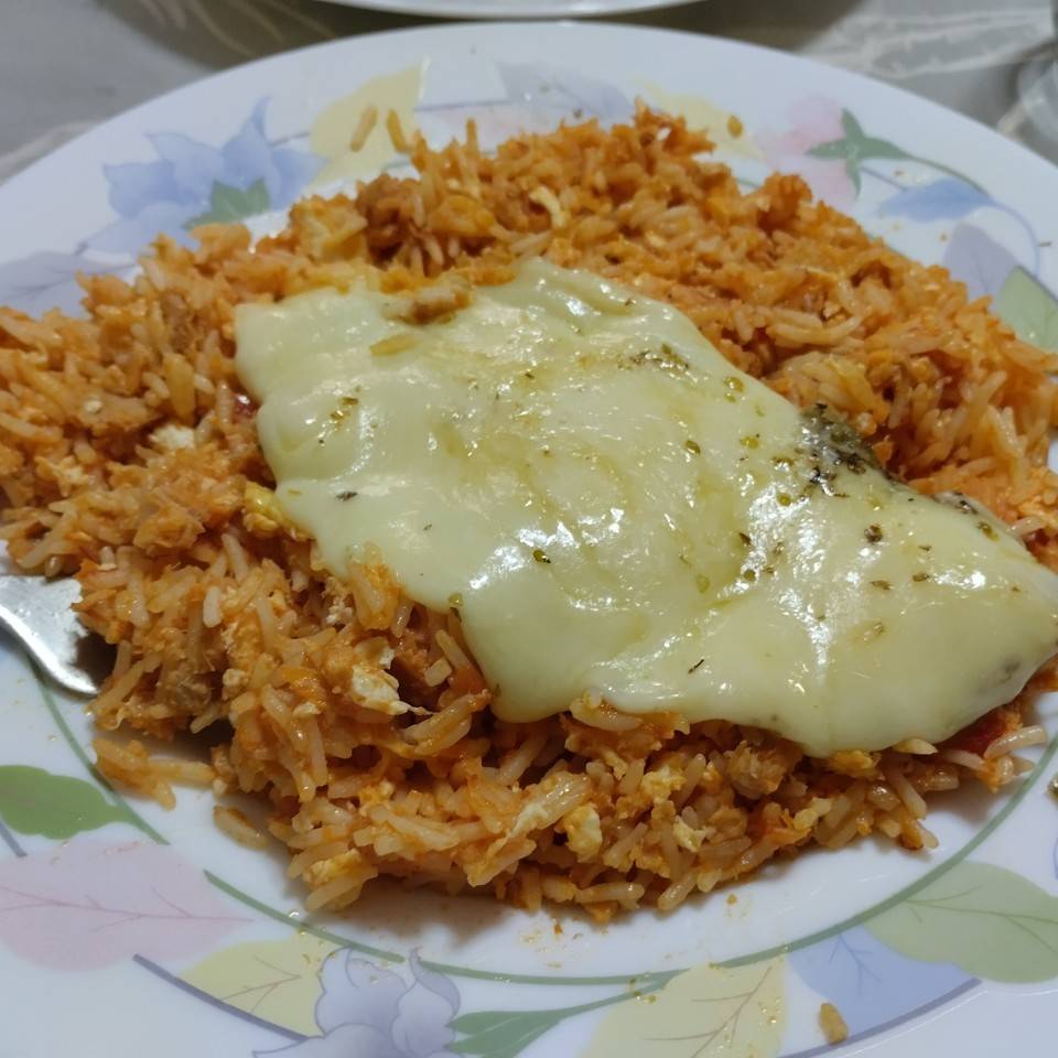 Arroz basmati con atún, huevo, tomate y queso provolone Arroz basmati con atún, huevo, tomate y queso provolone