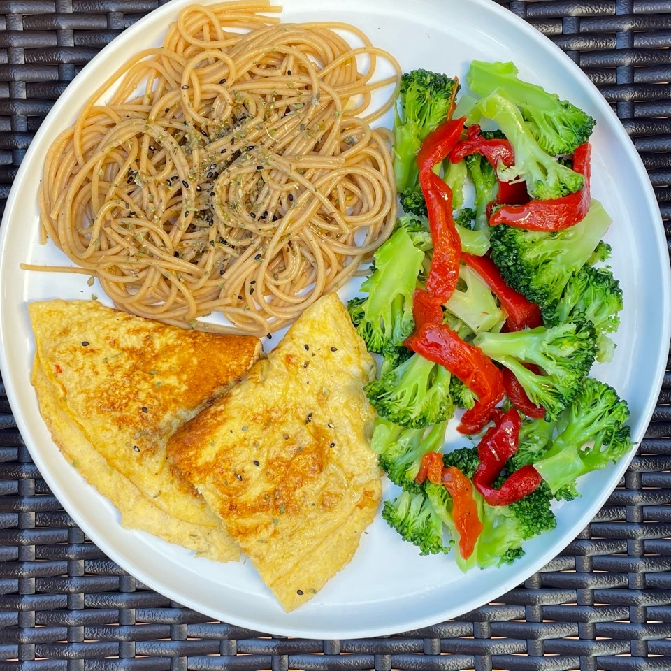Tortilla, espaguetis y brócoli Tortilla, espaguetis y brócoli