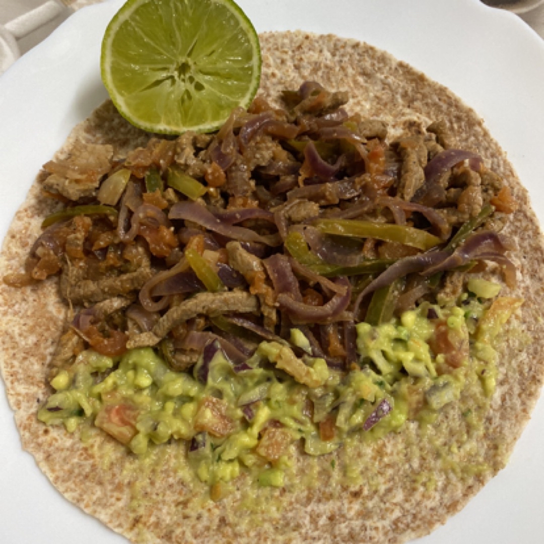 Fajitas de ternera con pan integral.