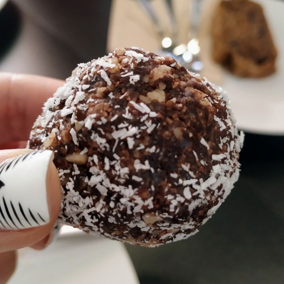 BOLITAS ENERGÉTICAS DE CACAO, COCO Y ALMENDRA BOLITAS ENERGÉTICAS DE CACAO, COCO Y ALMENDRA