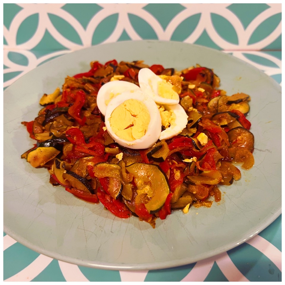 Sofrito de verduras ligero con huevo cocido Sofrito de verduras ligero con huevo cocido