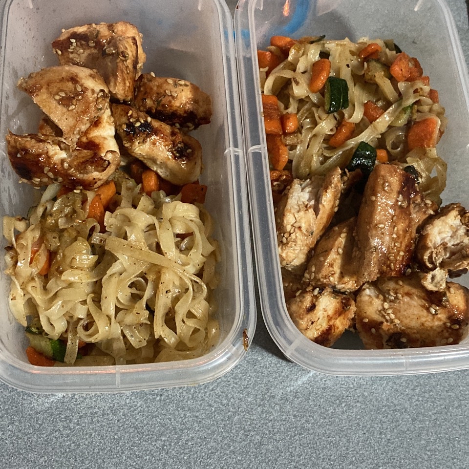 Noodles con pollo Noodles con pollo