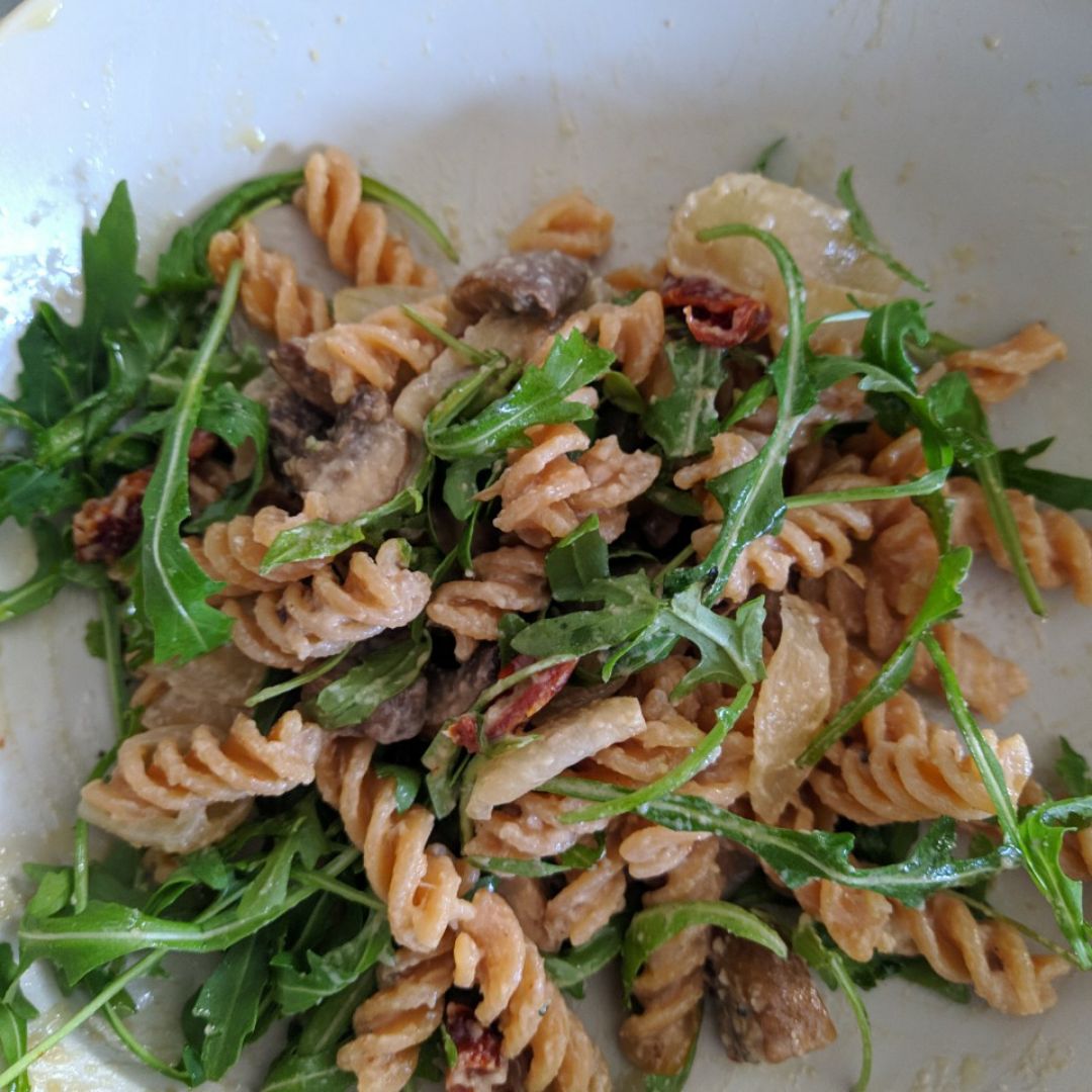 Pasta de lentejas con salsa de cebolla y portobellos con rúcula Pasta de lentejas con salsa de cebolla y portobellos con rúcula