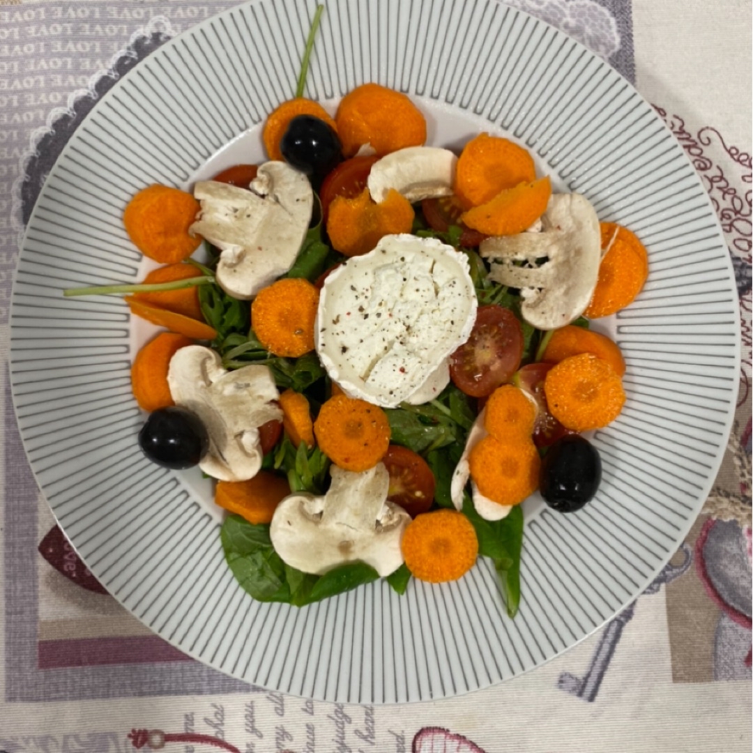 Ensalada con queso de cabra 🥗🧀 Ensalada con queso de cabra 🥗🧀