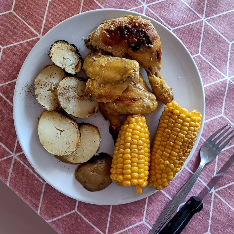 Pollo entero al horno con patata y maíz Pollo entero al horno con patata y maíz