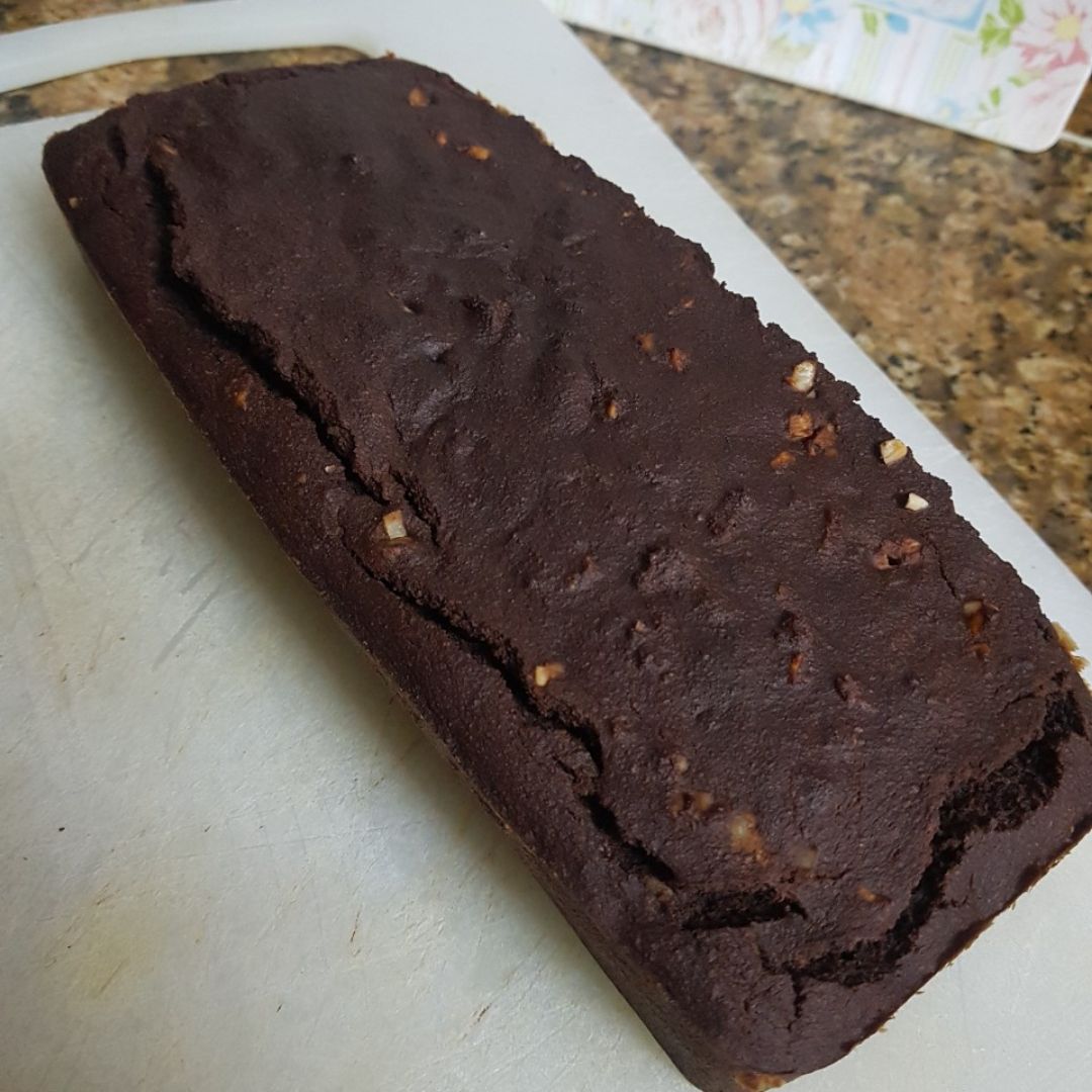 Bizcocho de avena, cacao y platano con yogur y platano