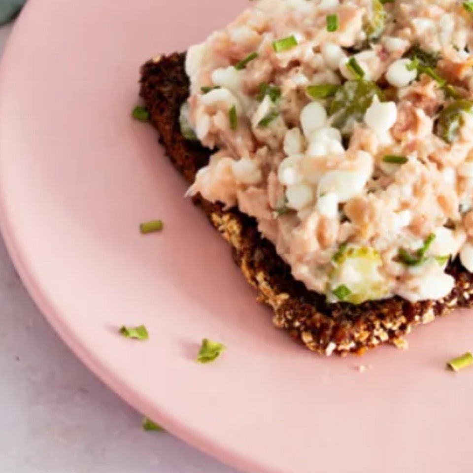 Tostada con pavo, queso cottage y cherrys Tostada con pavo, queso cottage y cherrys