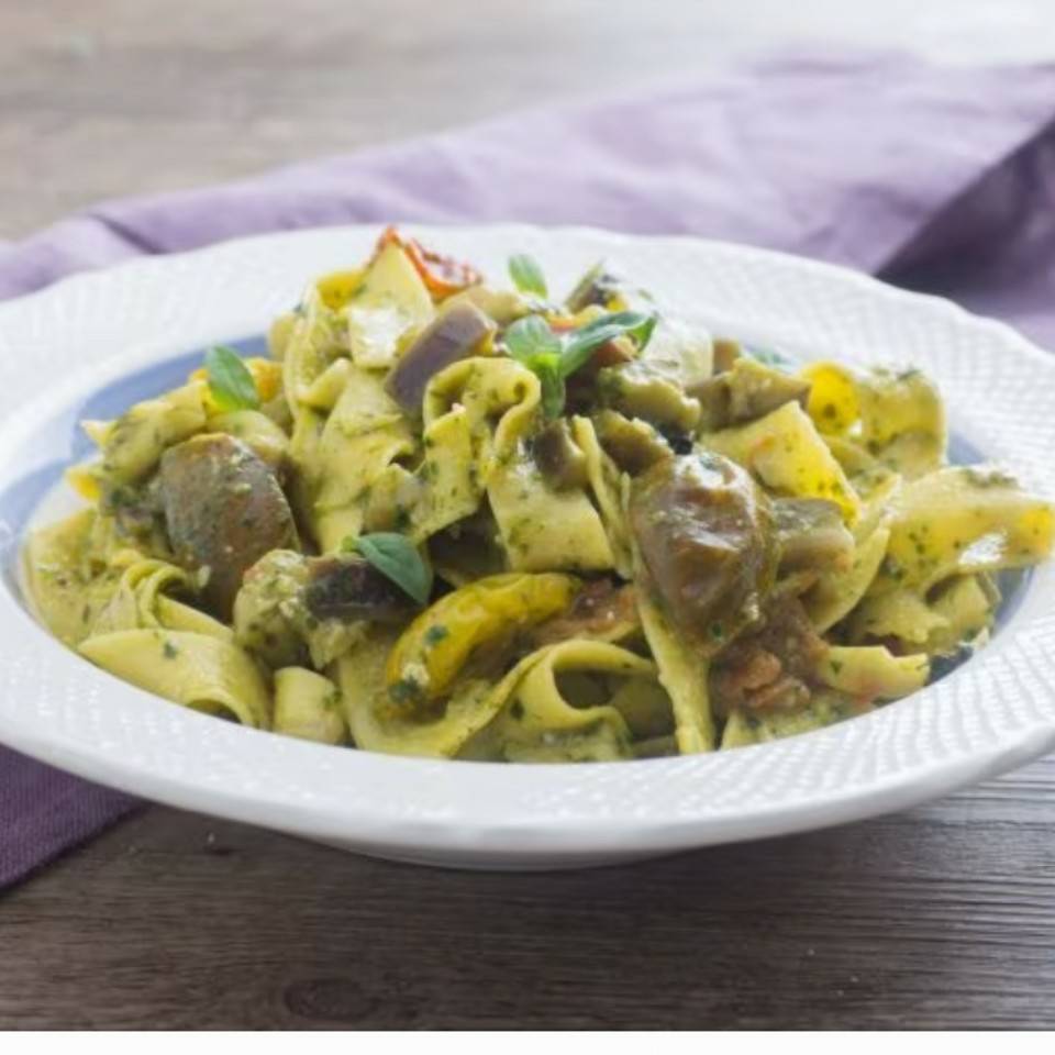 Tagliatelle pesto berenjena tomates Tagliatelle pesto berenjena tomates