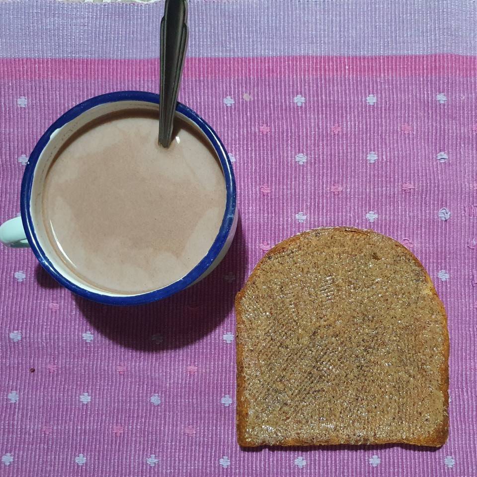 Leche desnatada con cacao y tostada de pan de espelta con crema de almendras Leche desnatada con cacao y tostada de pan de espelta con crema de almendras