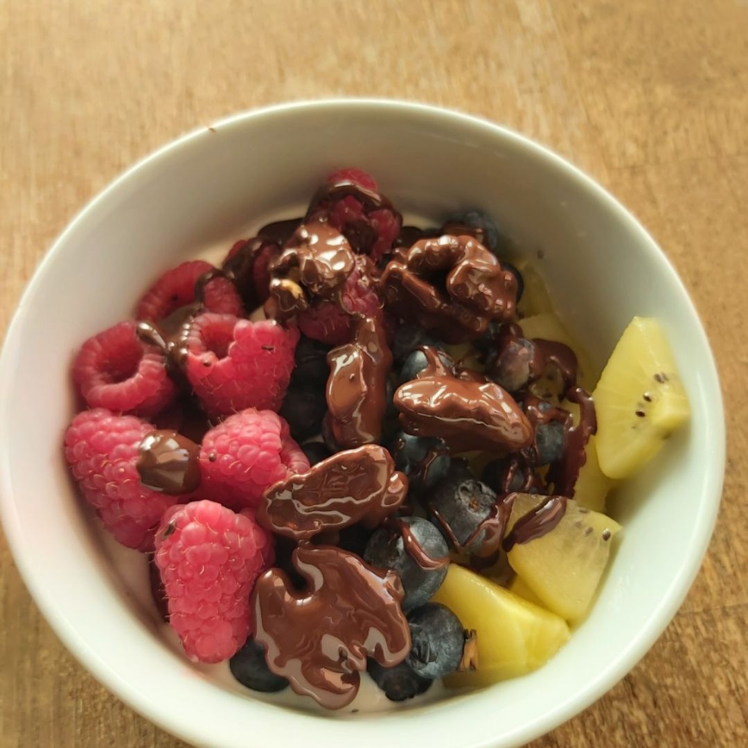 Bol de kéfir, frutos rojos y kiwi amarillo Bol de kéfir, frutos rojos y kiwi amarillo
