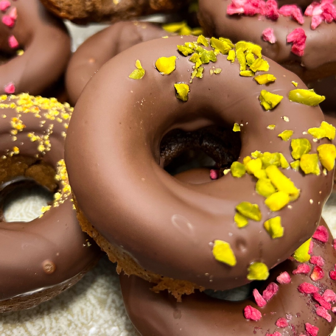 Donuts de avena y algarroba con chocolate Donuts de avena y algarroba con chocolate