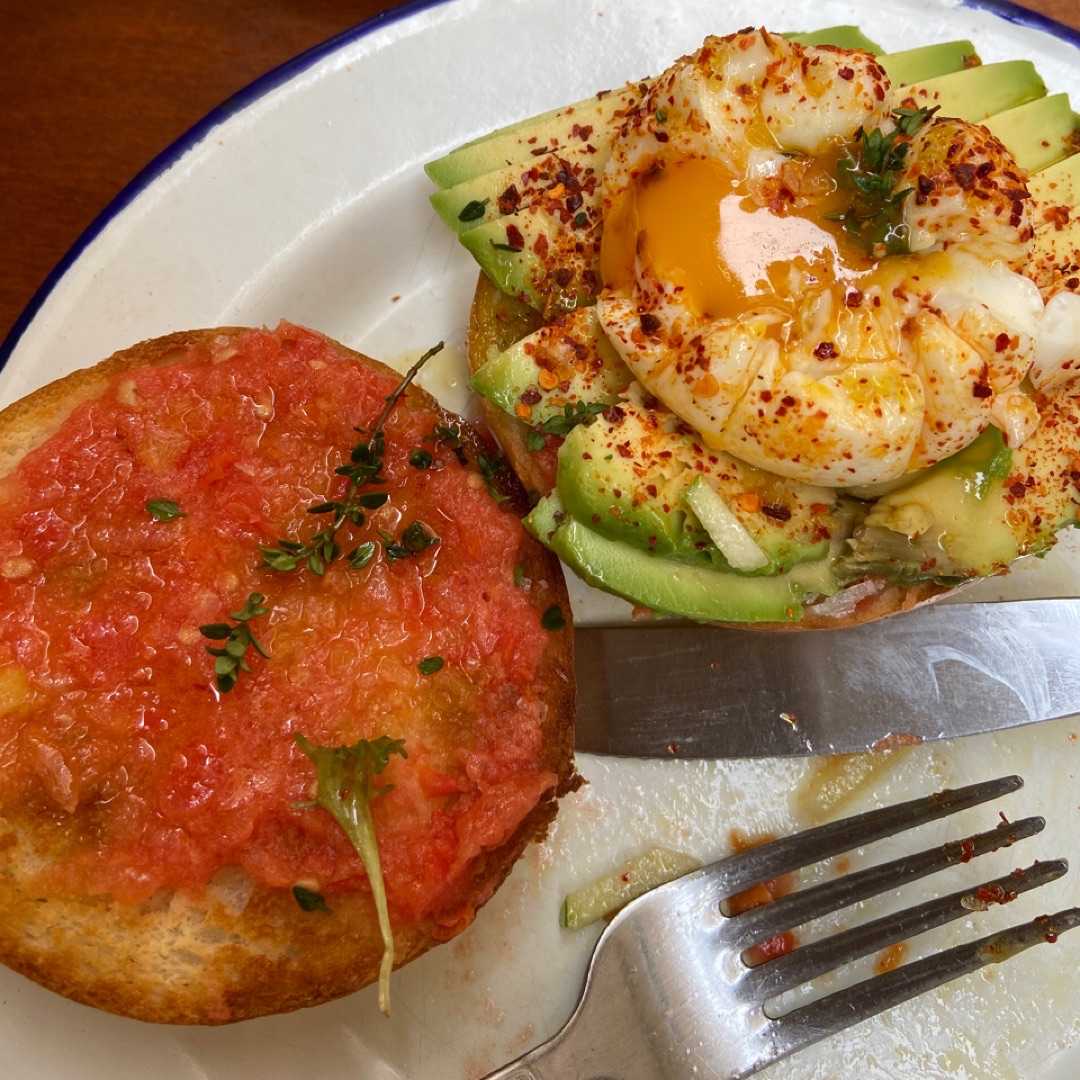 Tostada de aguacate y huevo poché Tostada de aguacate y huevo poché