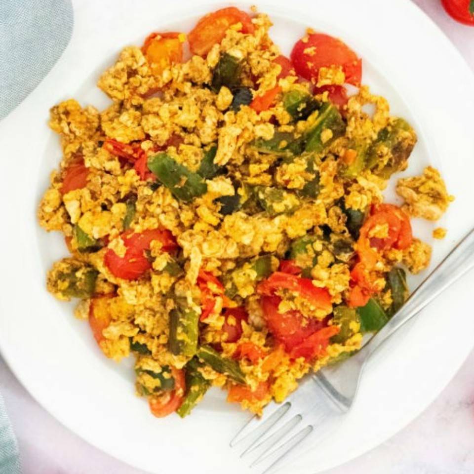 Revuelto de huevo con verduras Revuelto de huevo con verduras