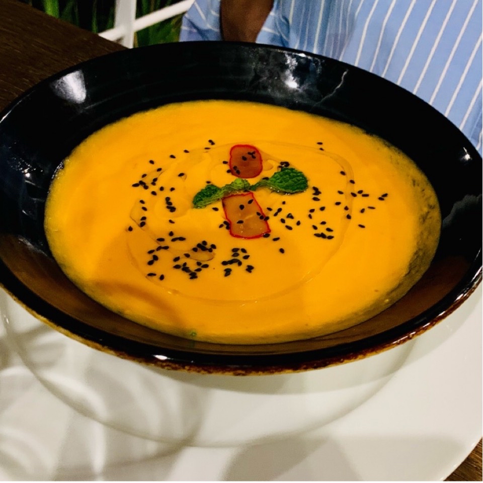 Salmorejo de albaricoque con láminas de maruca y hojas de albahaca Salmorejo de albaricoque con láminas de maruca y hojas de albahaca
