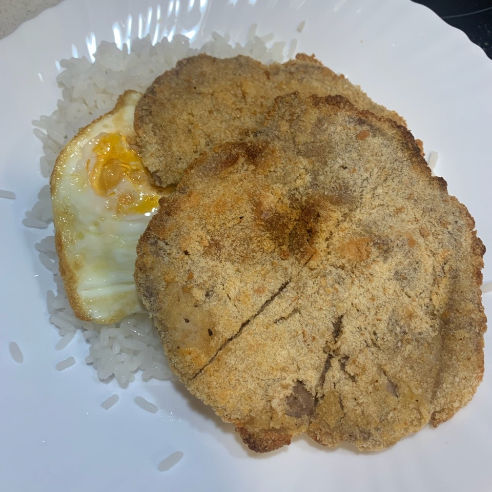 Arroz a la cubana con pollo empanado y huevo Arroz a la cubana con pollo empanado y huevo