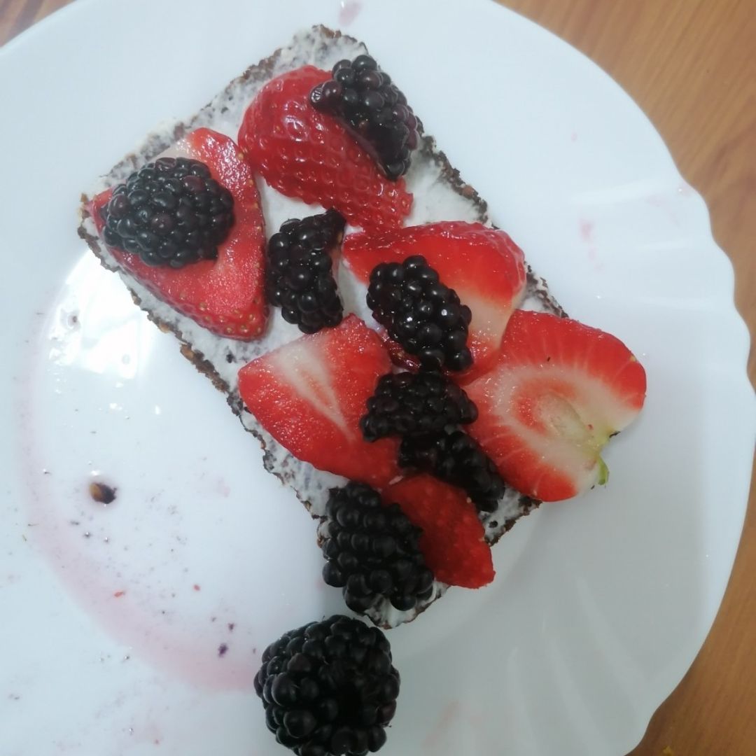 Tostada de ricotta, moras y fresas