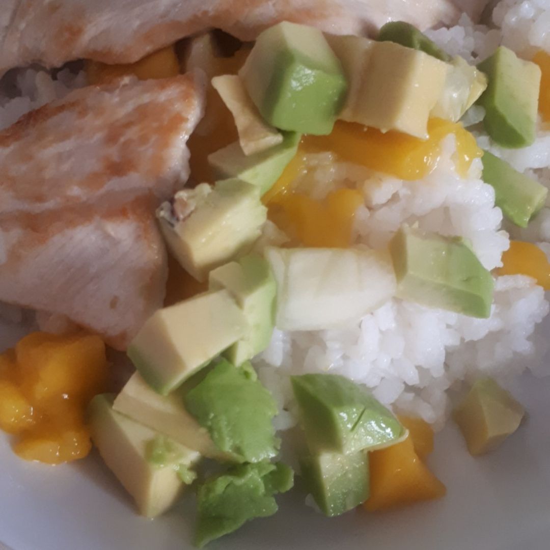 Arroz con pechuga, aguacate, mango y salsa teriyaki Arroz con pechuga, aguacate, mango y salsa teriyaki