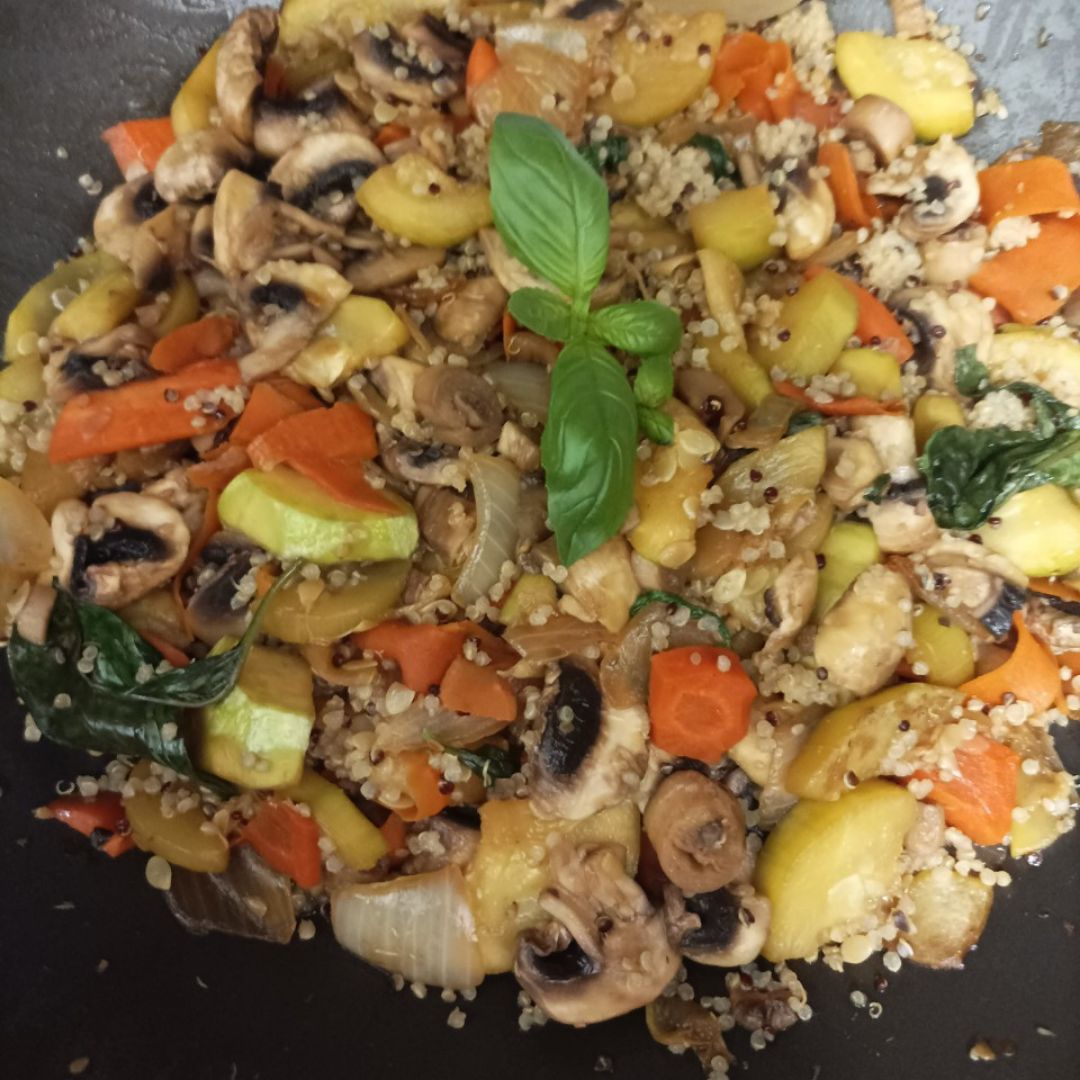 salteado de cebolla , zanahoria, calabacín y champis ala soja con quinoa ala albahaca