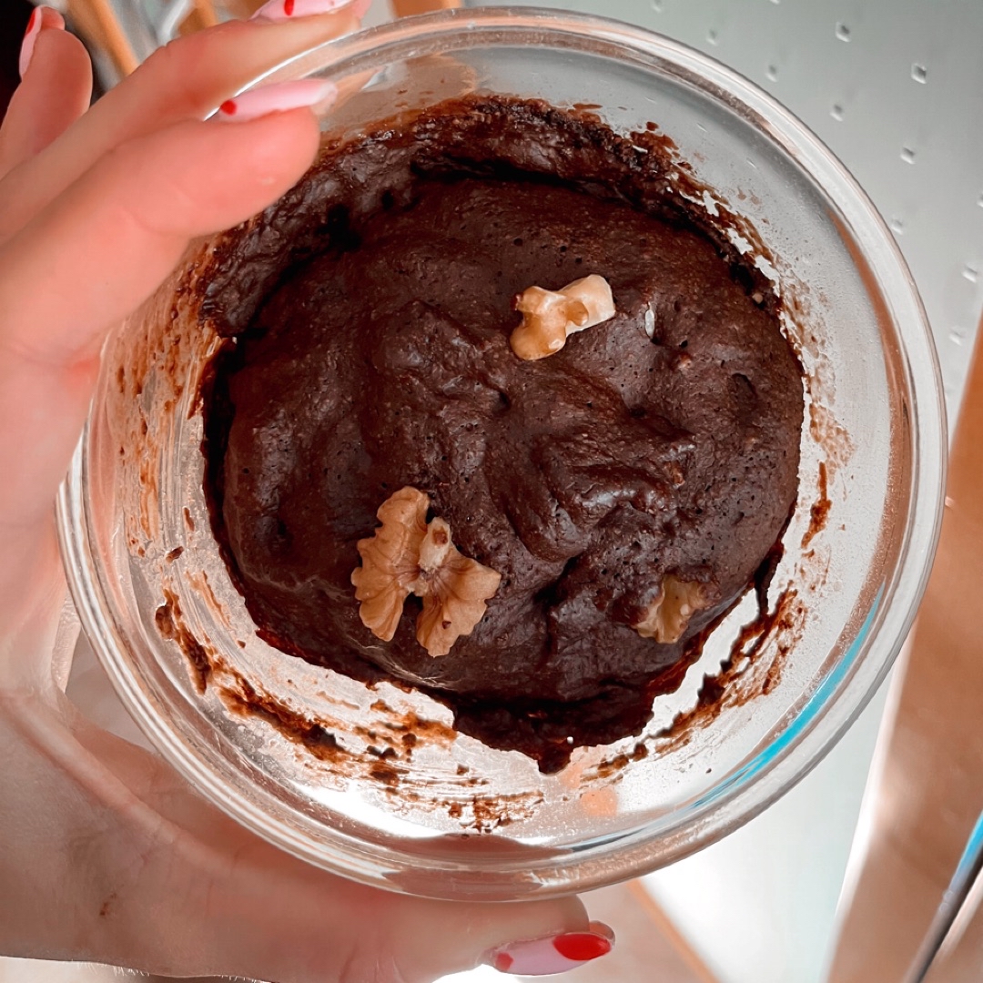 Mugcake de chocolate y nueces en el microondas Mugcake de chocolate y nueces en el microondas