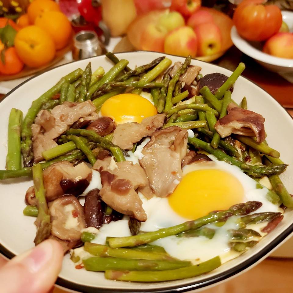 Huevos con champiñones y espárragos 
