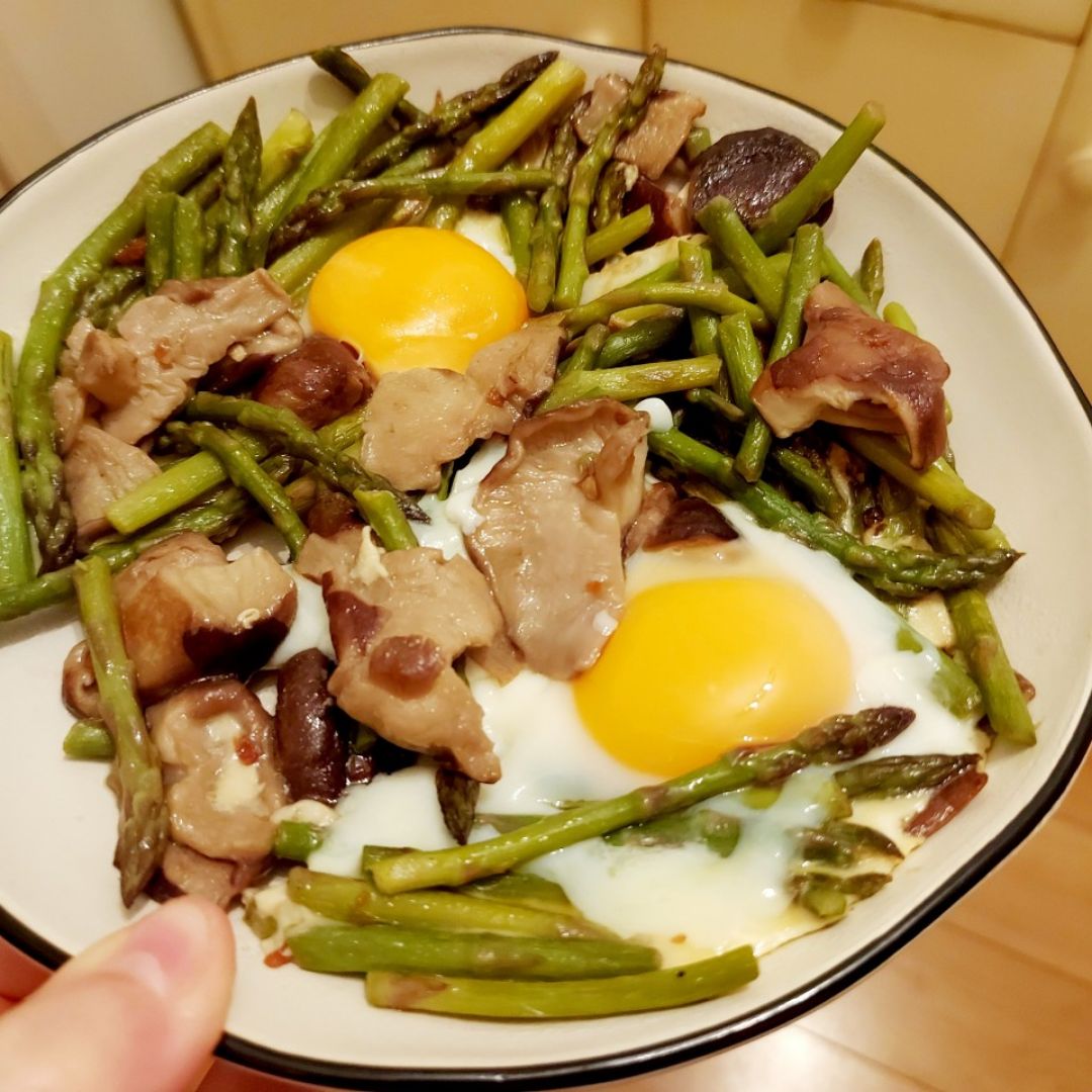 Huevos con champiñones y espárragos  Paso 1