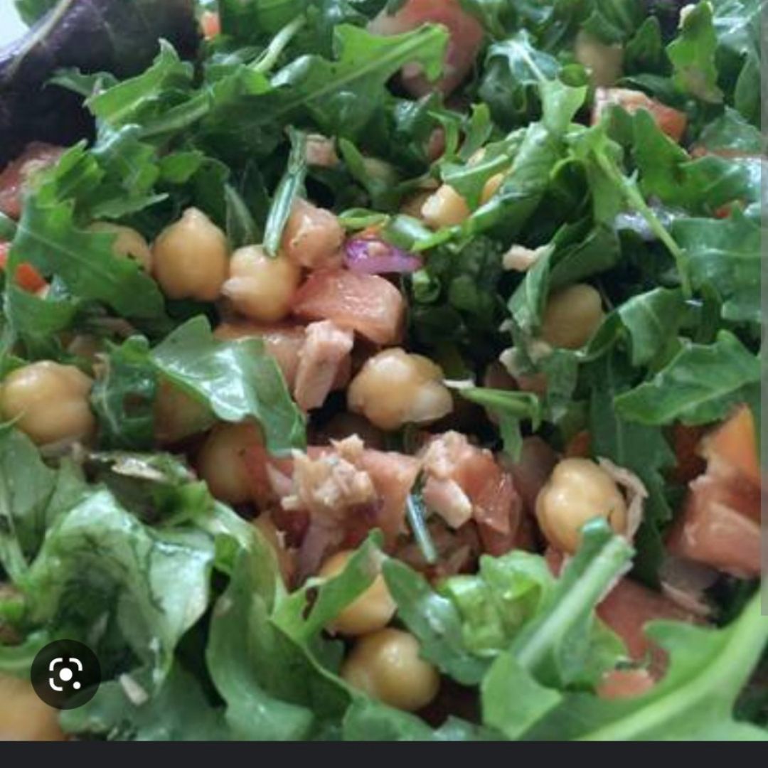 Ensalada de rugula, canónigos y garbanzos Ensalada de rugula, canónigos y garbanzos