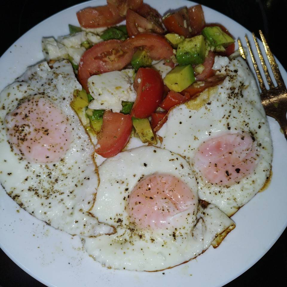 Plato combinado: huevos a la plancha y aliño de tomate, aguacate y queso de cabra Plato combinado: huevos a la plancha y aliño de tomate, aguacate y queso de cabra