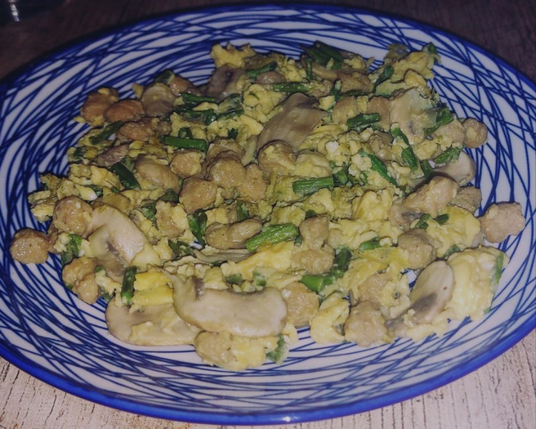 Revuelto de champiñones, espárragos, soja texturizada y huevo