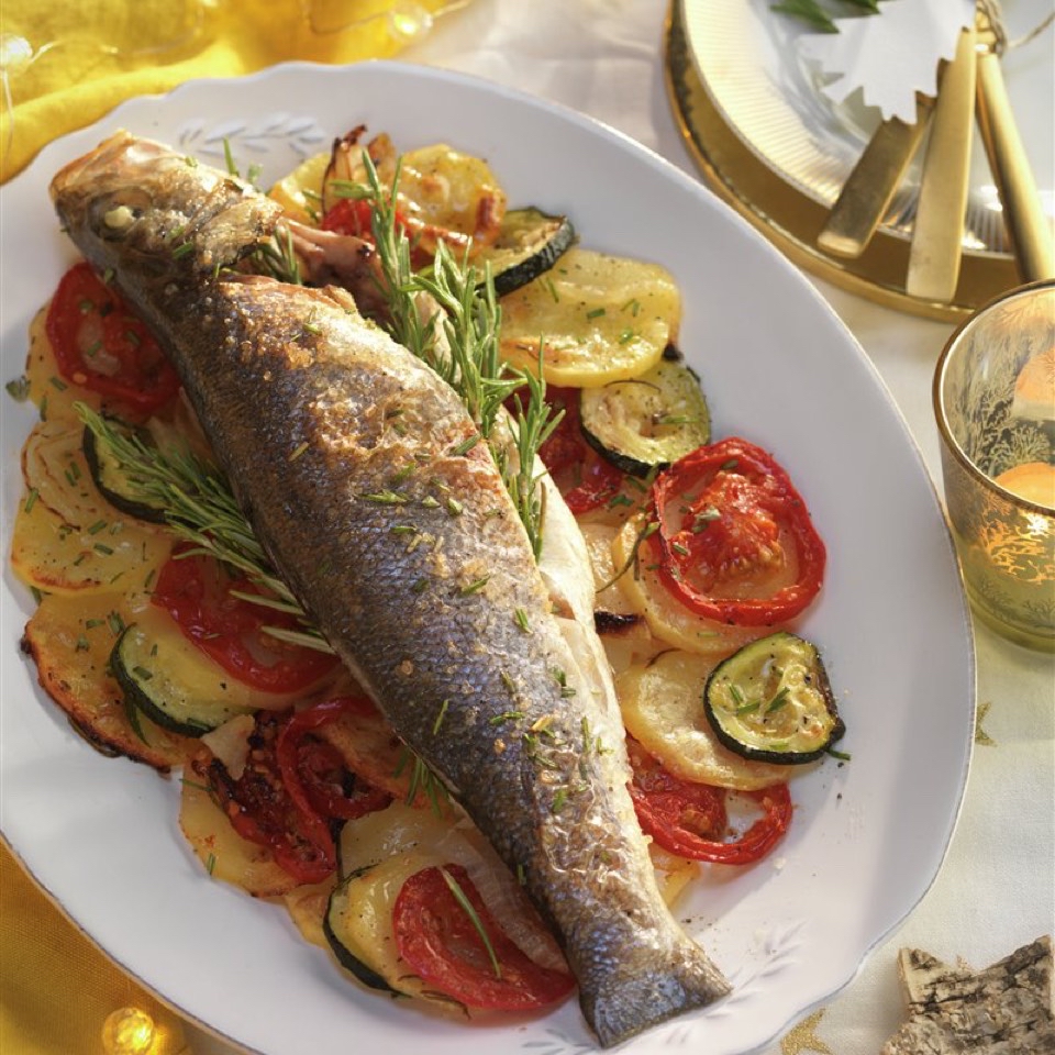 Lubina al horno con patata panadera Lubina al horno con patata panadera