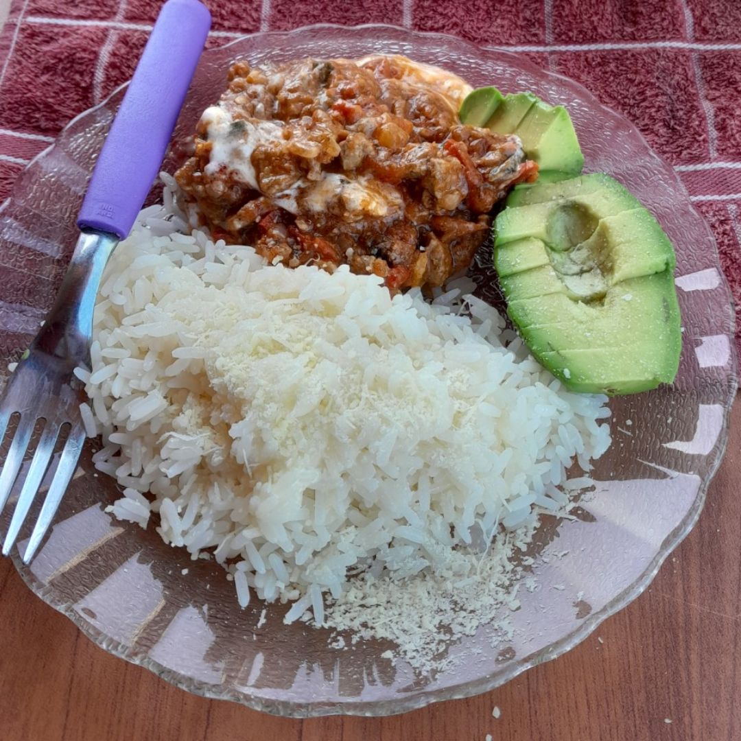 Arroz acompaño por un estofado suave Arroz acompaño por un estofado suave