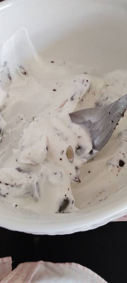Yogurt con anacardos, chocolate y pipas de calabaza 