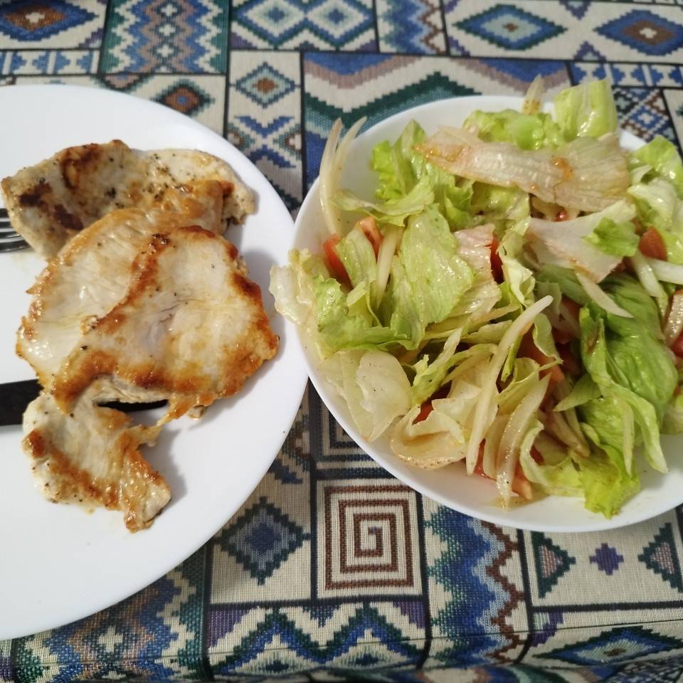 Plato combinado, pavo y ensalada 