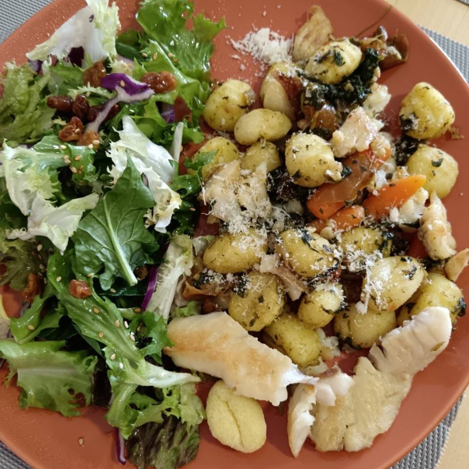 Gnocchis con verdura y merluza