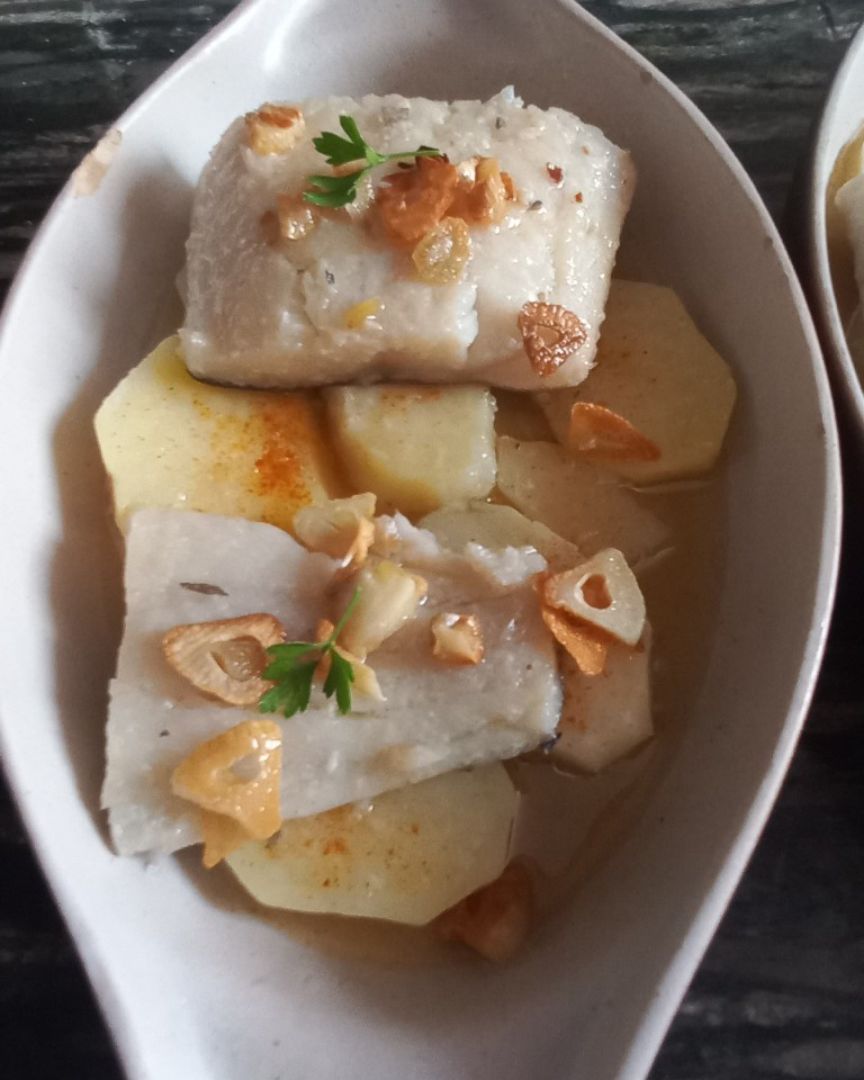 Bacalao al pil pil con cama de patatas hervidas Bacalao al pil pil con cama de patatas hervidas