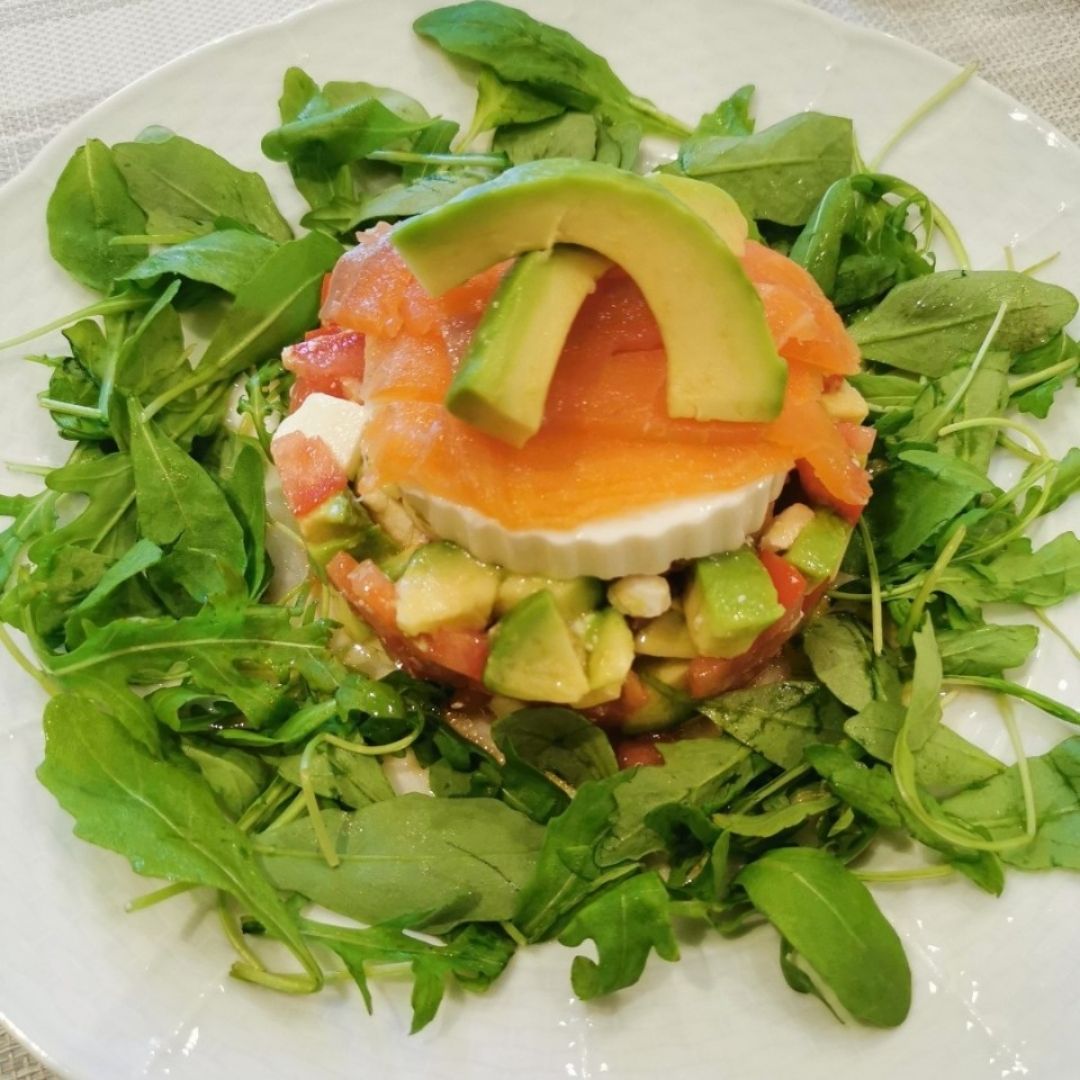 Tartar de aguacate, tomates, queso fresco y salmon Tartar de aguacate, tomates, queso fresco y salmon