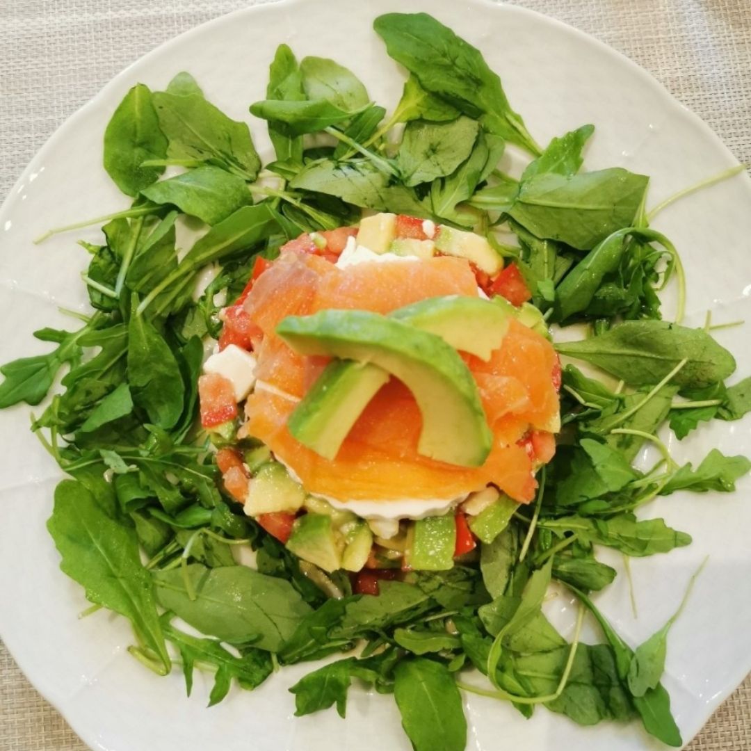 Tartar de aguacate, tomates, queso fresco y salmon Paso 1 Tartar de aguacate, tomates, queso fresco y salmon Paso 1