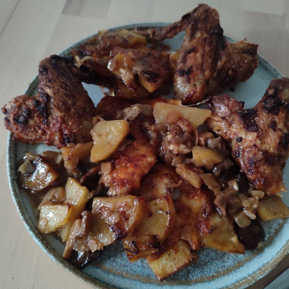 Alitas de pollo con patatas y mix de setas salteadas. Alitas de pollo con patatas y mix de setas salteadas.