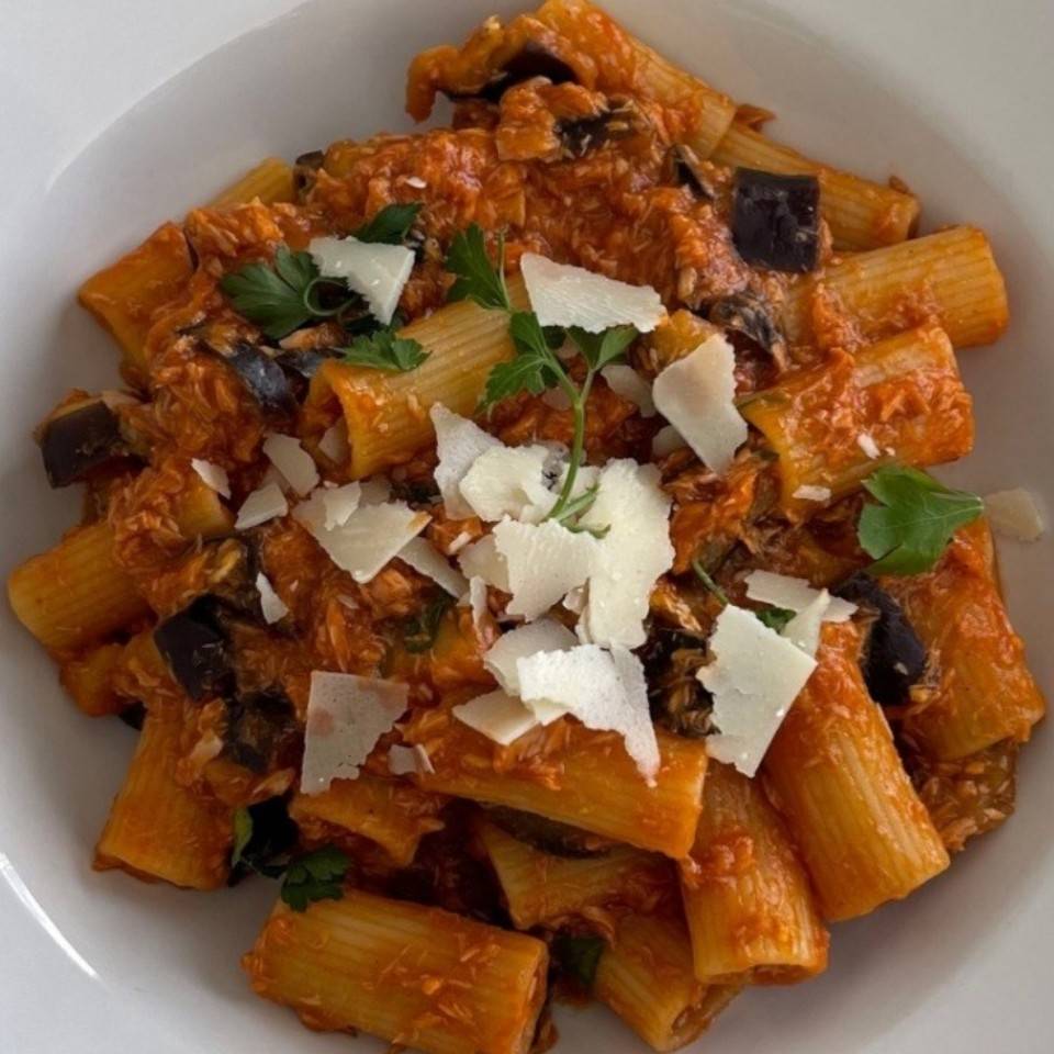 Pasta con salsa de tomate, berenjena, pollo y aceite de oliva virgen extra Pasta con salsa de tomate, berenjena, pollo y aceite de oliva virgen extra