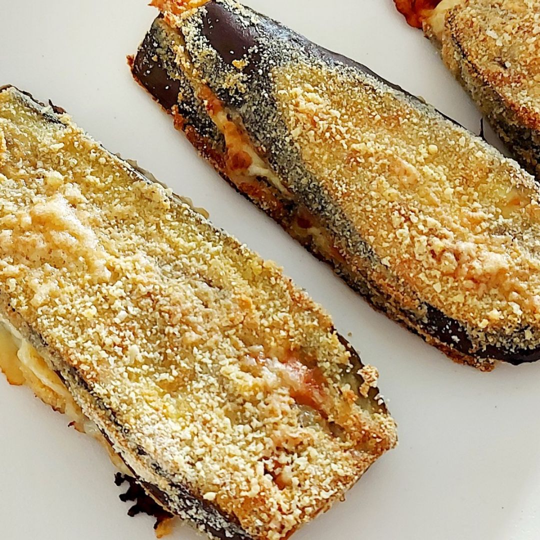 Bocadillo de berenjena relleno de salmón ahumado y queso Bocadillo de berenjena relleno de salmón ahumado y queso