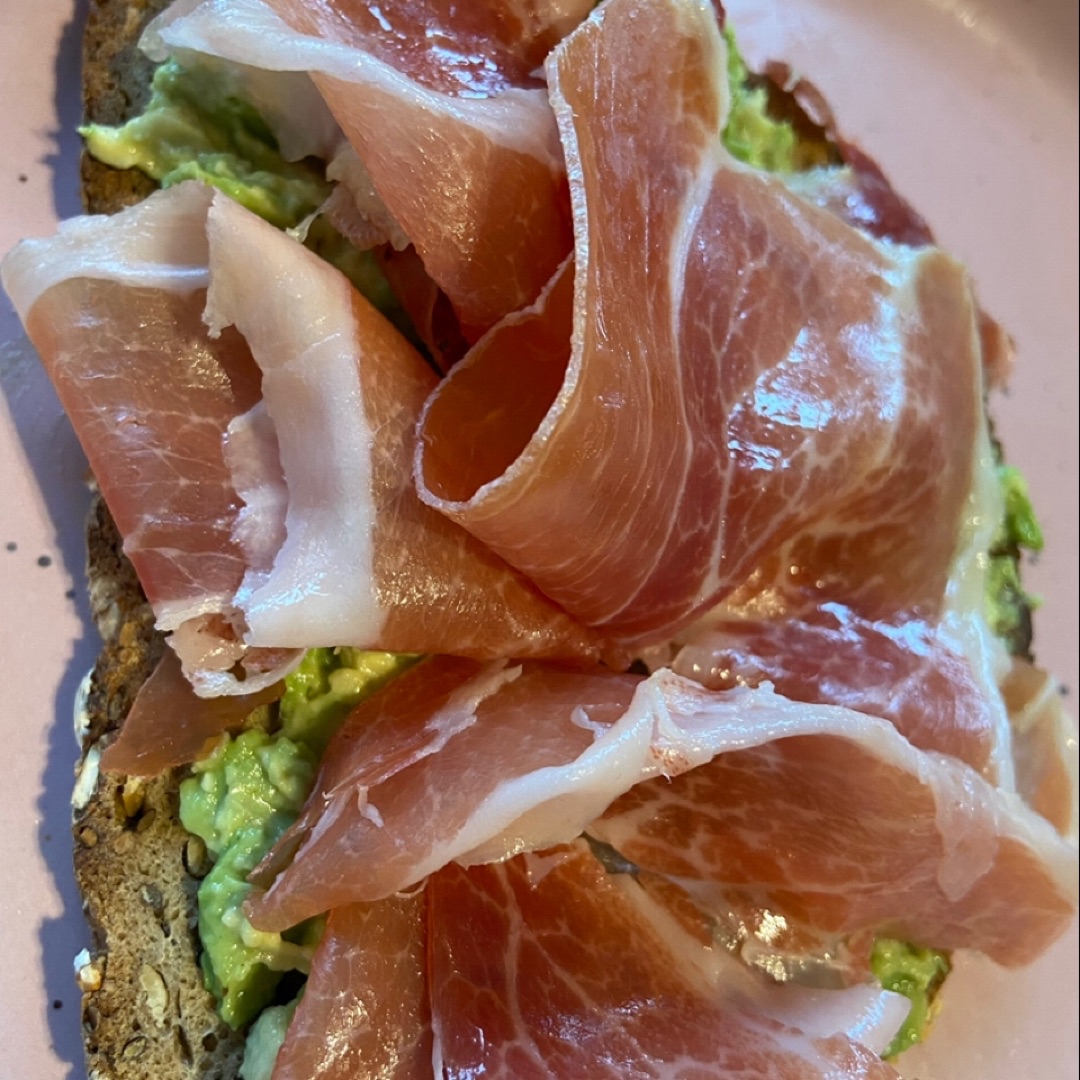 Tostada de aguacate y jamón Tostada de aguacate y jamón