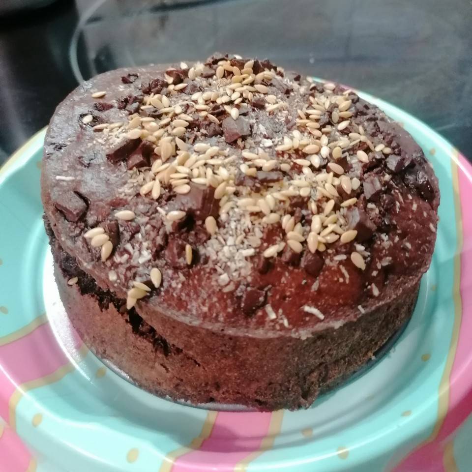 Brownie version saludable👌🏽 de chocolate con crema de cacahuete crunchy y coco rallado deshidratado 