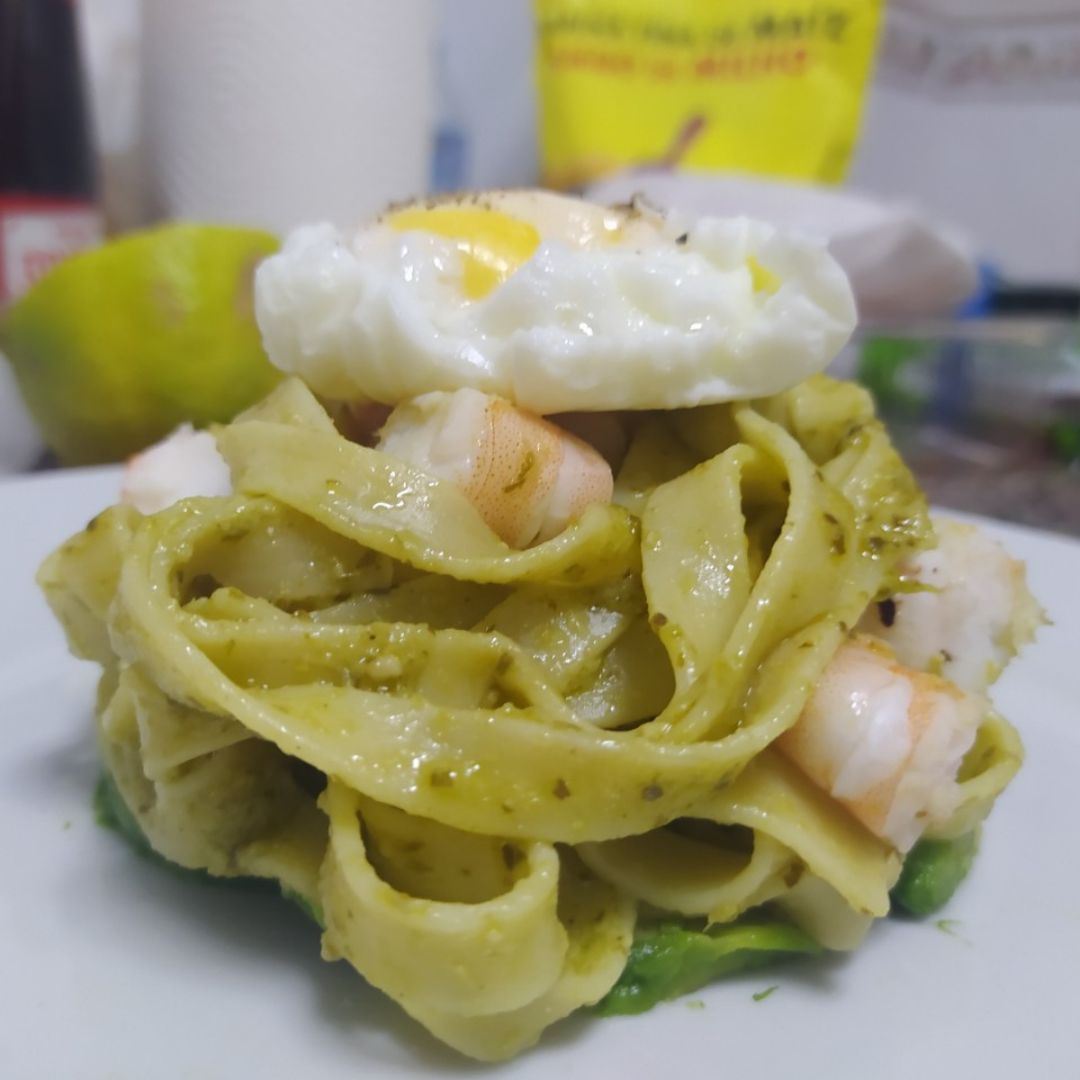 Tallarines al pesto con langostinos y aguacate 🥑 Paso 6 Tallarines al pesto con langostinos y aguacate 🥑 Paso 6