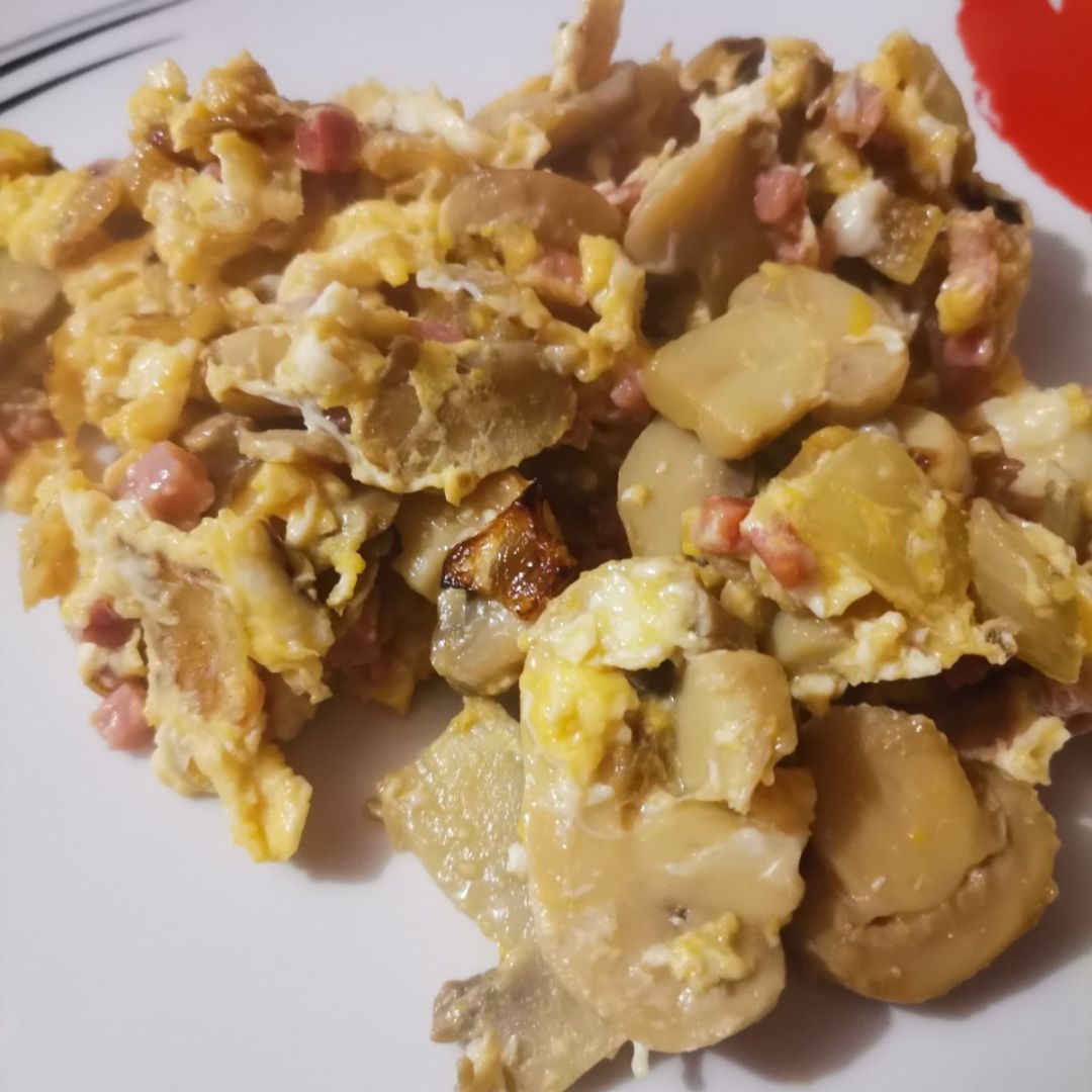Champiñones con jamón y huevo. Champiñones con jamón y huevo.