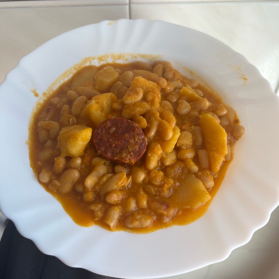 Alubias con verduras y chorizo. Alubias con verduras y chorizo.